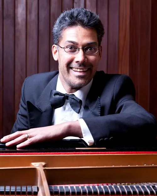 Christopher Taylor at a grand piano