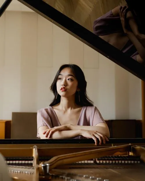 Ying Shan Hu at an open grand piano